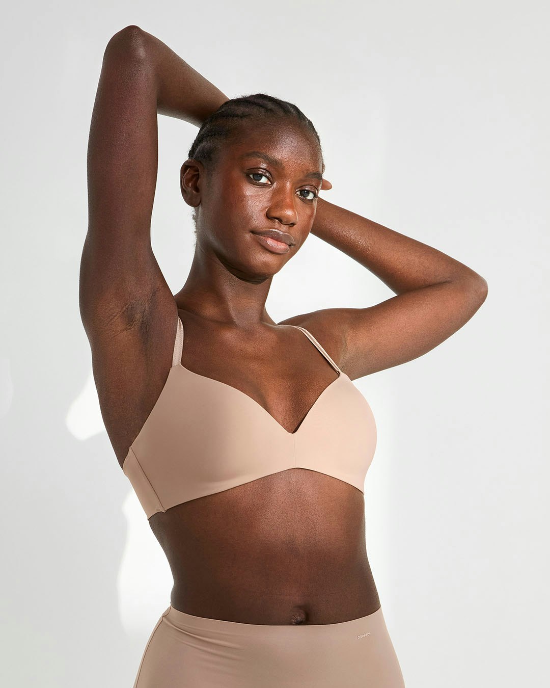 En kvinna i en bygellös light-version t-shirt bh